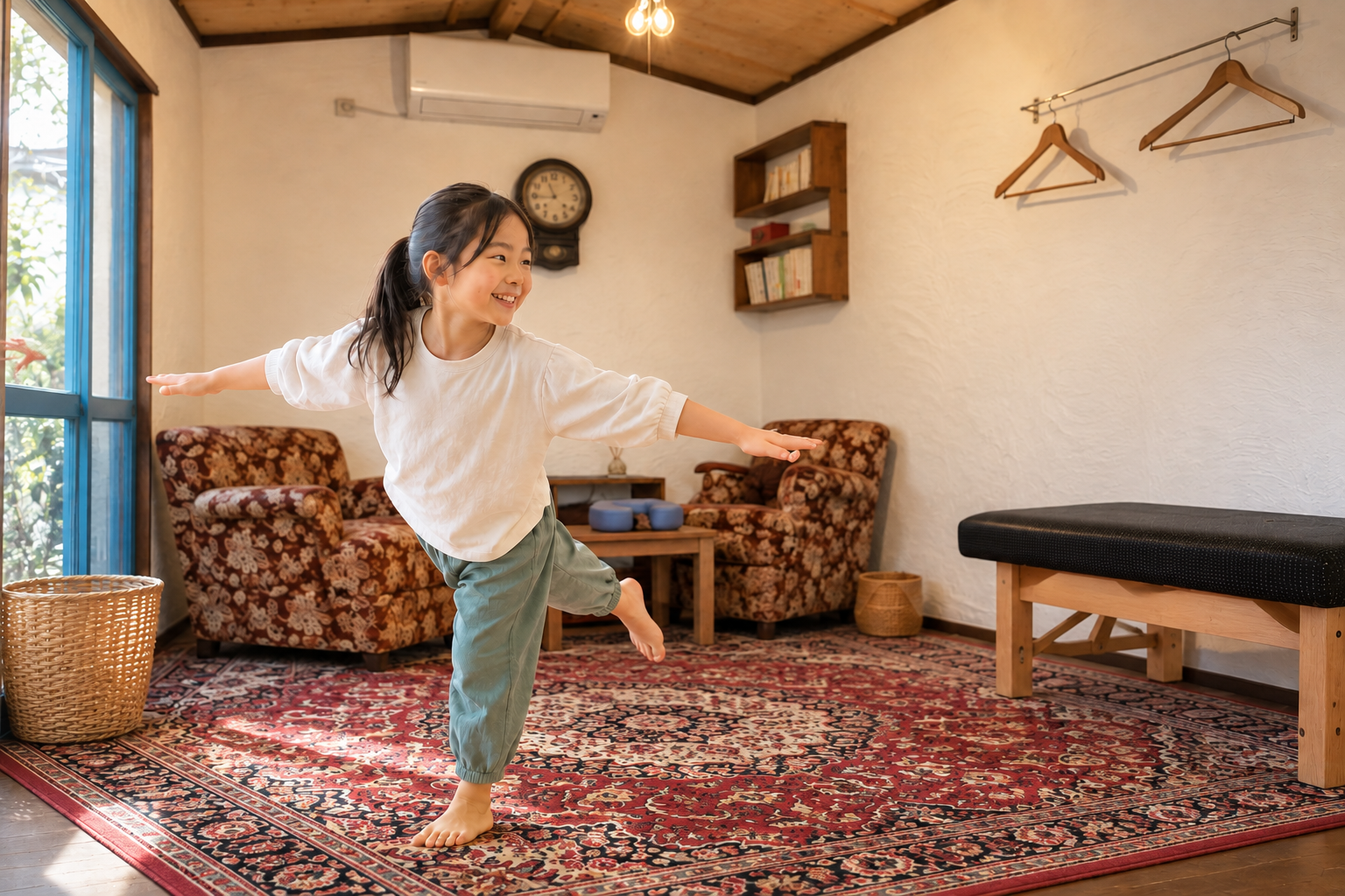 佐山整体の院内でバランス運動をする女の子