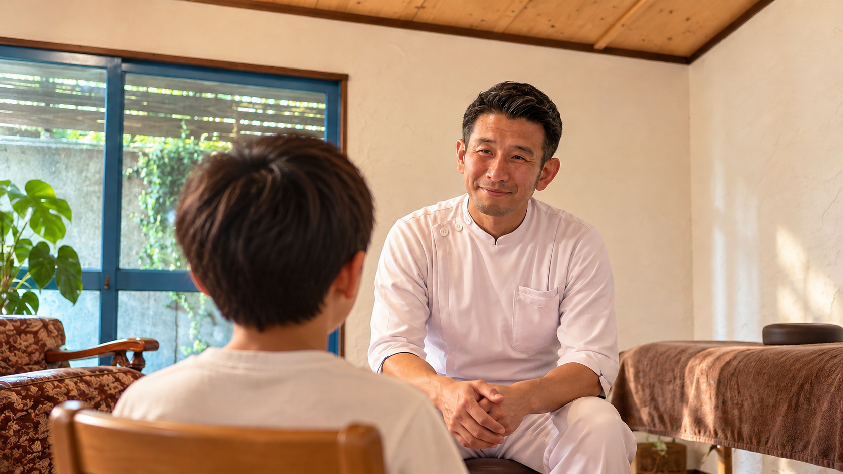 整体師が子どもの話を聞いている様子